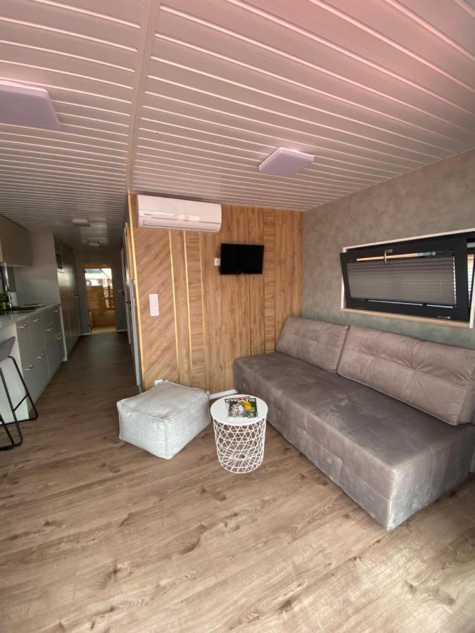 Houseboat Seafront Apartment *